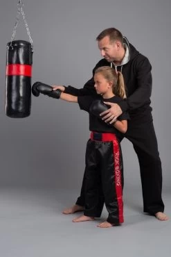 PHOENIX Kickboxhose Schwarz-rot Stick -Kampfsportausrüstung 635 140 PHOENIX Kickboxhose schwarz rot Stick Gr 140 1 1280x1280