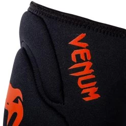 PHOENIX Venum Kontact Gel Knee Pad - Black/Red -Kampfsportausrüstung V0178 100M Venum Kontact Gel Knee Pad BlackRed M 4 1280x1280