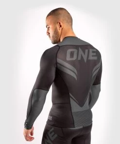 Venum ONE FC2 Rashguard Long Sleeves Black / Black -Kampfsportausrüstung V04112 114 Venum ONE FC2 Rashguard Long Sleeves Black Black 2 1280x1280