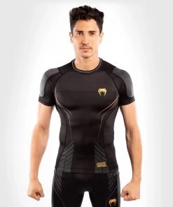 Venum Athletics Rashguard Short Sleeves Black/gold -Kampfsportausrüstung V04293 126 Venum Athletics Rashguard Short Sleeves blackgold 1 1280x1280