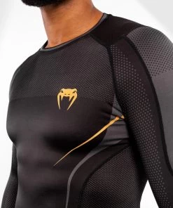 Venum Athletics Rashguard Long Sleeves Black/gold 17 Venum Athletics Rashguard Long Sleeves Black/gold -Kampfsportausrüstung V04294 126 Venum Athletics Rashguard long sleeves blackgold 3 1280x1280